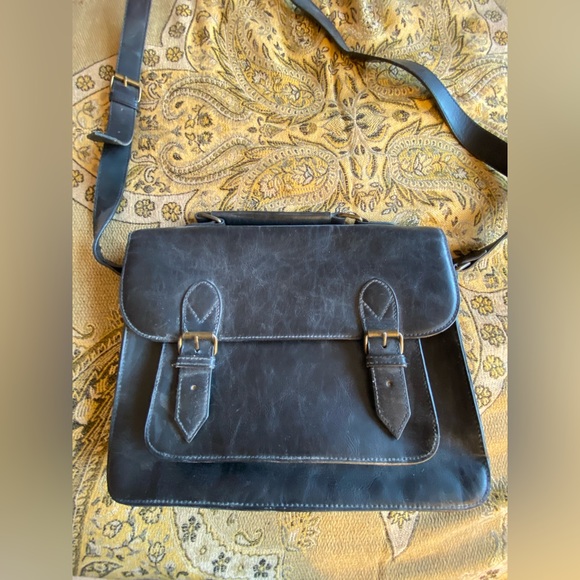 Black BDG Urban Outfitters Messenger Style Crossbody Bag 💼 with Gold Hardware - Picture 2 of 8